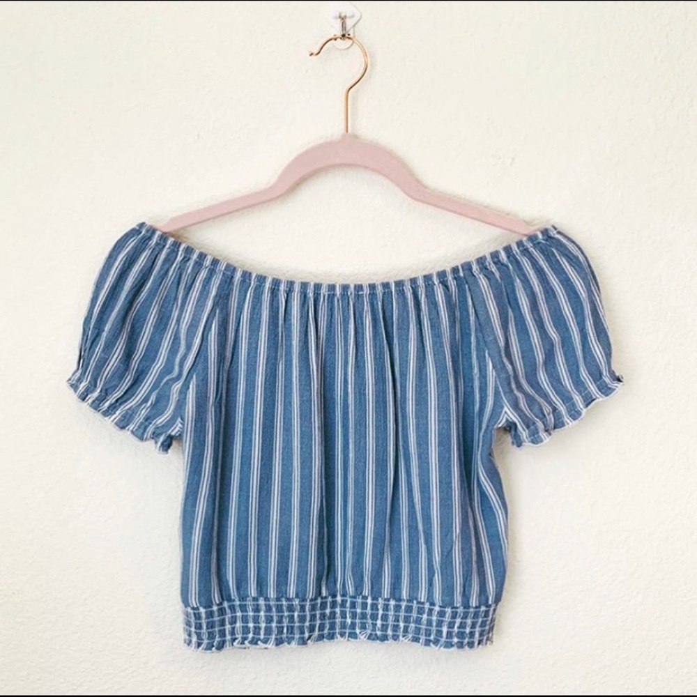 Striped Hollister off the shoulder crop top!🐳